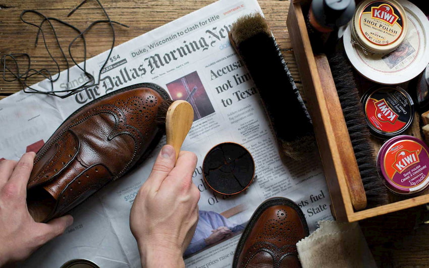 cleaning leather shoes