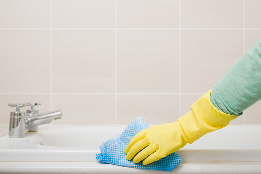 cleaning bath tub