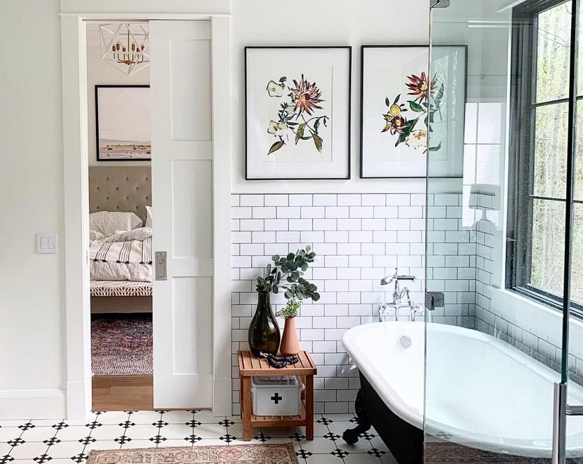 floral wall art hanging in bathroom