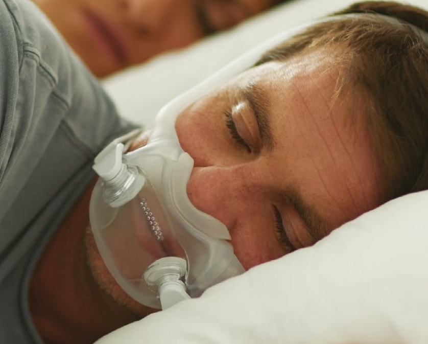 man using full face cpap mask while sleeping